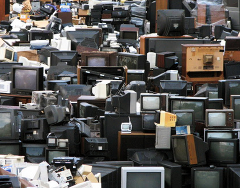 La basura electrónica suele acabar en vertederos de África o Asia.