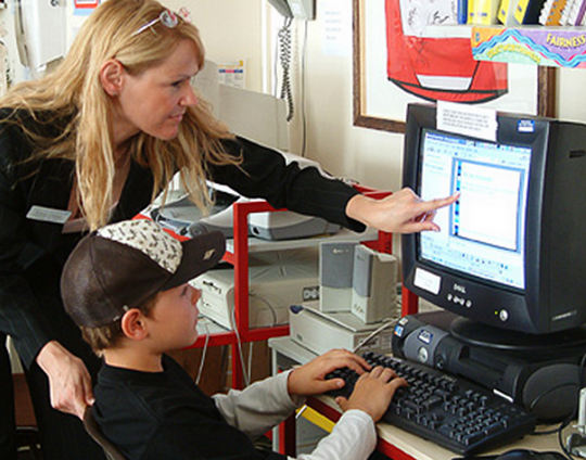 Los niños enfermos pueden seguir así sus clases desde el hospital.