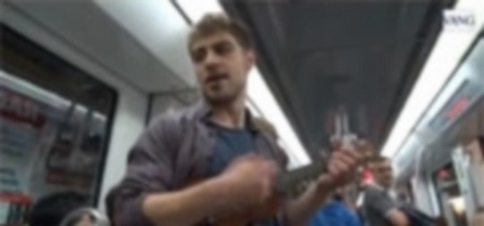 Periodista canta su currículum en el metro para encontrar trabajo 