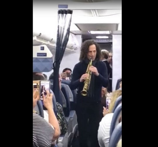 Kenny G ofrece un concierto solidario en un avión