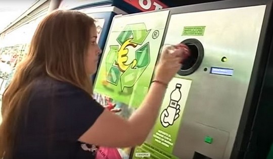 Máquinas que te pagan por reciclar