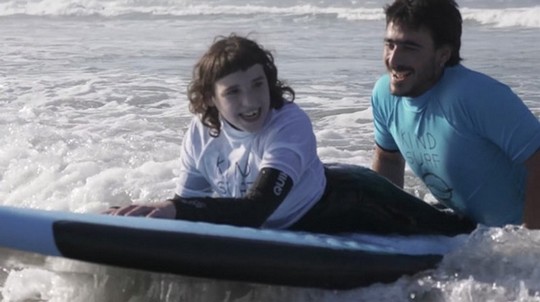 El surf como terapia para mejorar sus vidas